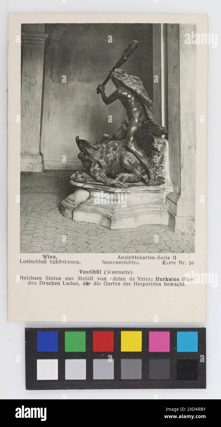 Innenansicht des Vorraums von Schloss Schönbrunn mit der Herkules-Statue, die Saalarchitektur und Skulptur zeigt, um 1924–1925. Stockfoto