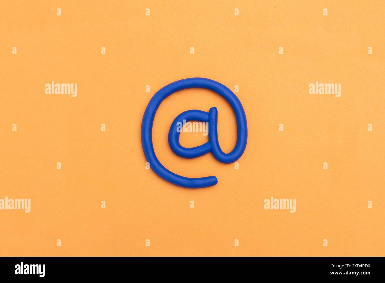 3D-E-Mail-Symbol auf orangem Hintergrund. E-Mail-Symbol, Konzept für Internet, Kontakt und E-Mail-Adresse. Stockfoto