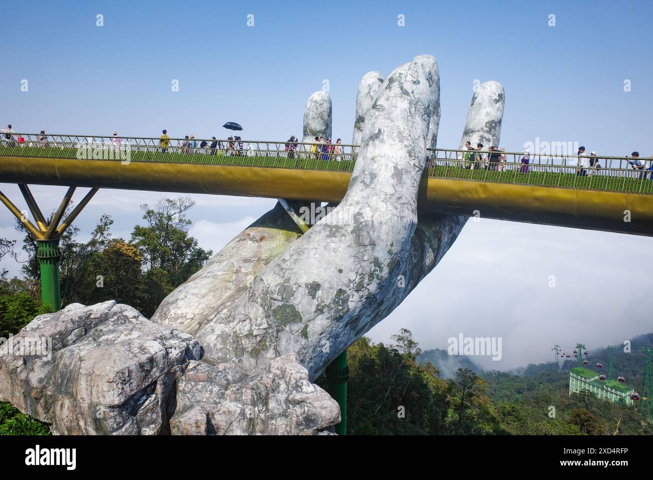 BA Na Hills, Vietnam - 7. Februar 2024: Die Golden Bridge, eine Touristenattraktion im Sunworld Resort in den Truong Son Mountains, da Nang Stockfoto