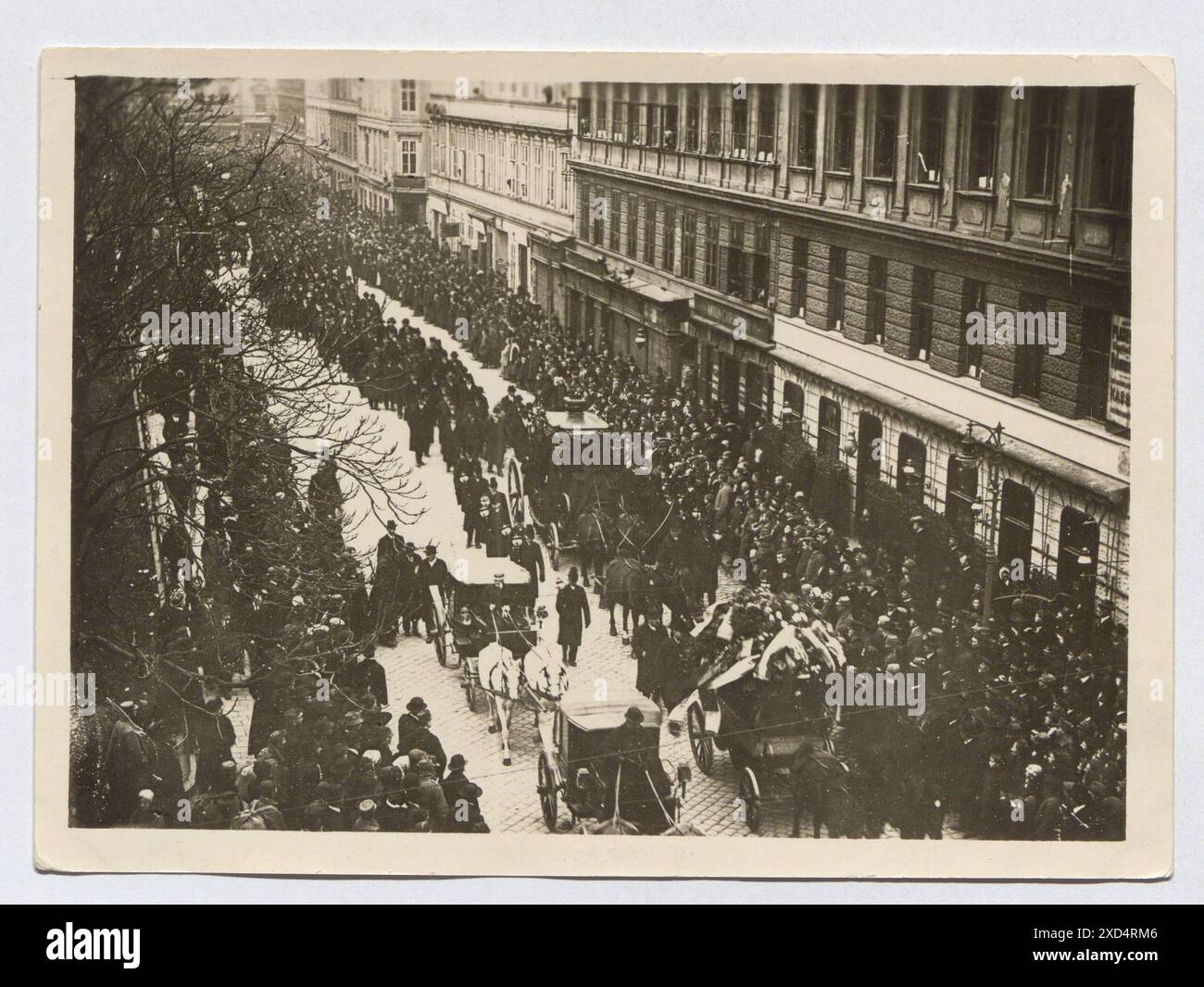 15. November 1918 fand das Leichenbegängnis von Victor Adler statt. Richard Hauffe dokumentierte die Trauerfeierlichkeiten und den Trauerzug, der durch Wien führte. Stockfoto