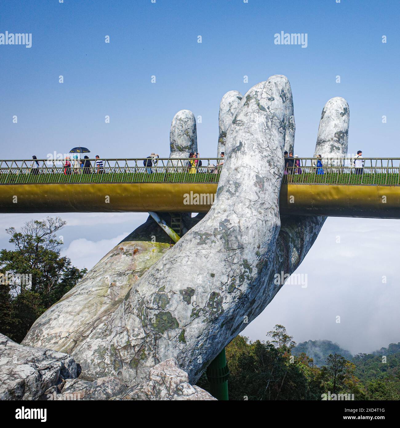BA Na Hills, Vietnam - 7. Februar 2024: Die Golden Bridge, eine Touristenattraktion im Sunworld Resort in den Truong Son Mountains, da Nang Stockfoto