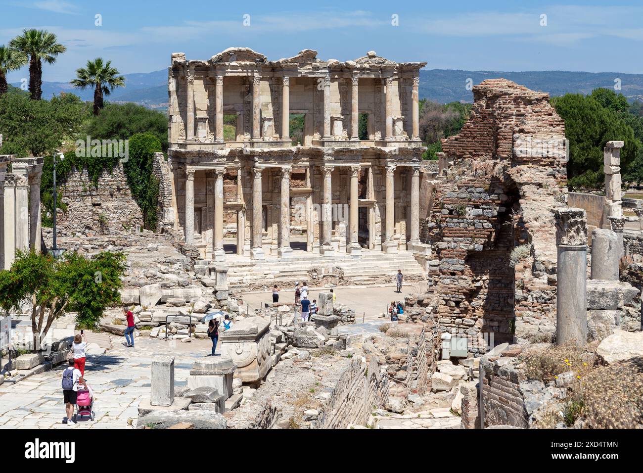 TÜRKEI - 4. JUNI 2021: Dies ist die erhaltene Fassade der Bibliothek von Celsius zwischen den Ruinen des antiken hellenischen Ephesus. Stockfoto