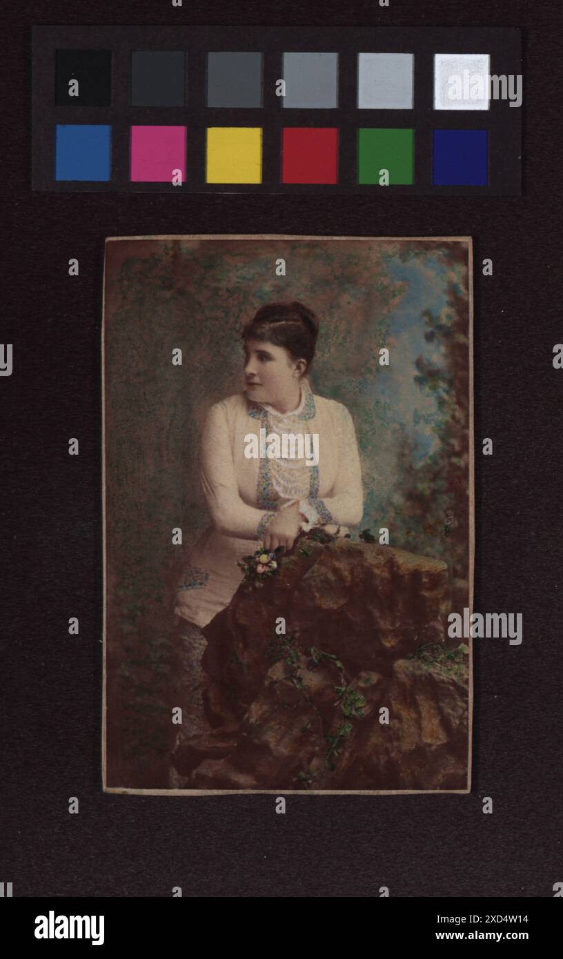 Handkolorierte Fotografie von Marianne Wellenau, Schauspielerin und Ehefrau des Bildhauers Viktor Tilgner, die sie um 1870–1880 als Frau und Performerin darstellt. Stockfoto