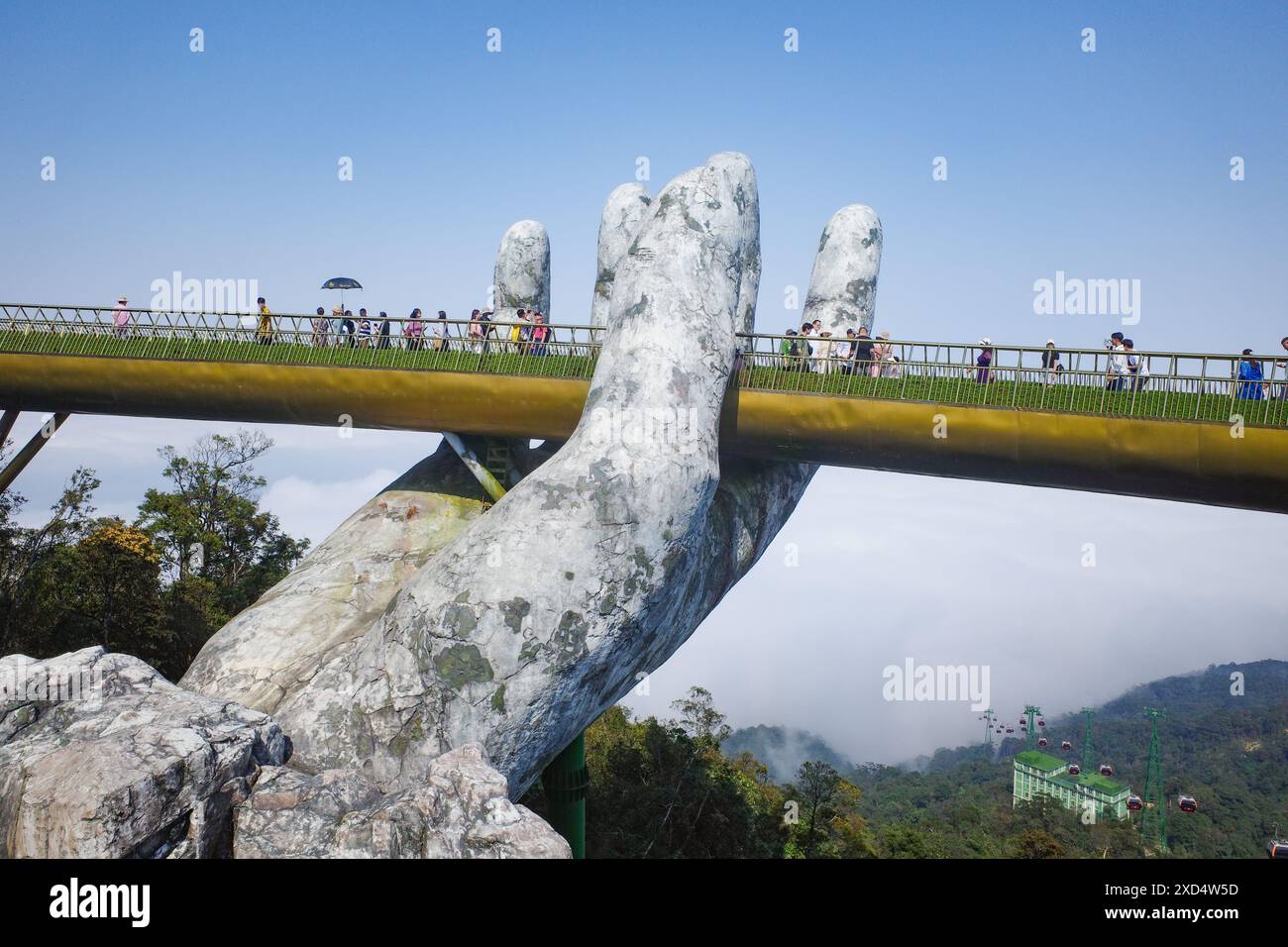 BA Na Hills, Vietnam - 7. Februar 2024: Die Golden Bridge, eine Touristenattraktion im Sunworld Resort in den Truong Son Mountains, da Nang Stockfoto