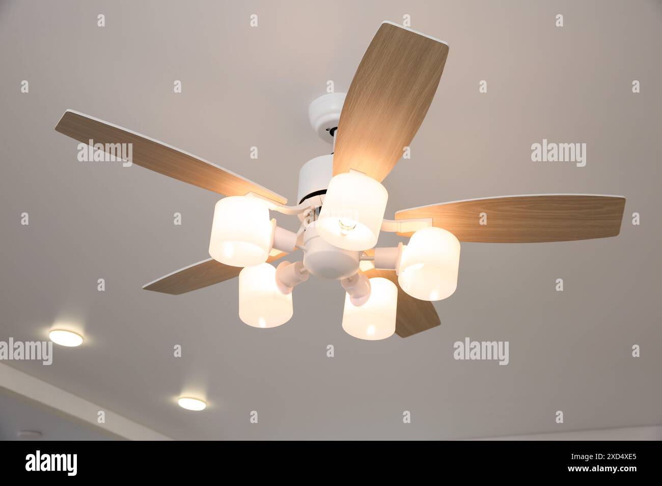 Deckenventilator mit Lampen im Innenbereich, geringer Blickwinkel Stockfoto