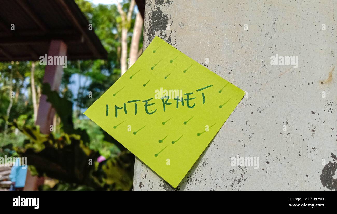 Text mit den Worten „Internet“ auf einer Notiz an der Wand Stockfoto