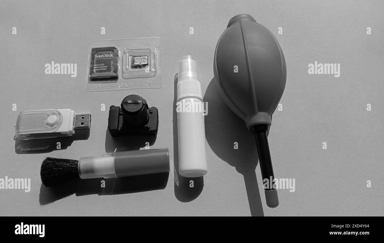Fotos von einigen elektronischen Arbeitsunterstützungselementen, Flash-Laufwerken in verschiedenen Formen Stockfoto