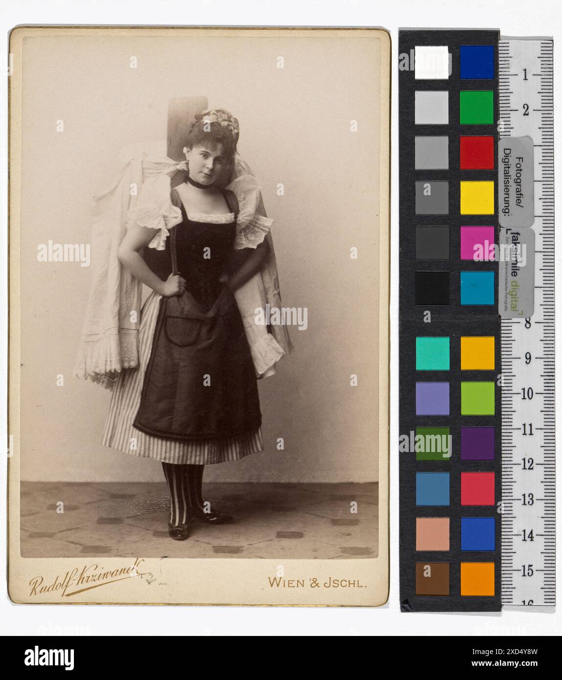 Porträt der Schauspielerin Therese Biedermann (1863–1942) in der Rolle der Waschfrau Margarete Großkopf aus der Inszenierung „ein armes Mädel“ von 1893. Fotografiert von Rudolf Krziwanek und digitalisiert von Kainz Peter, zeigt den Darsteller in Kostümen. Stockfoto