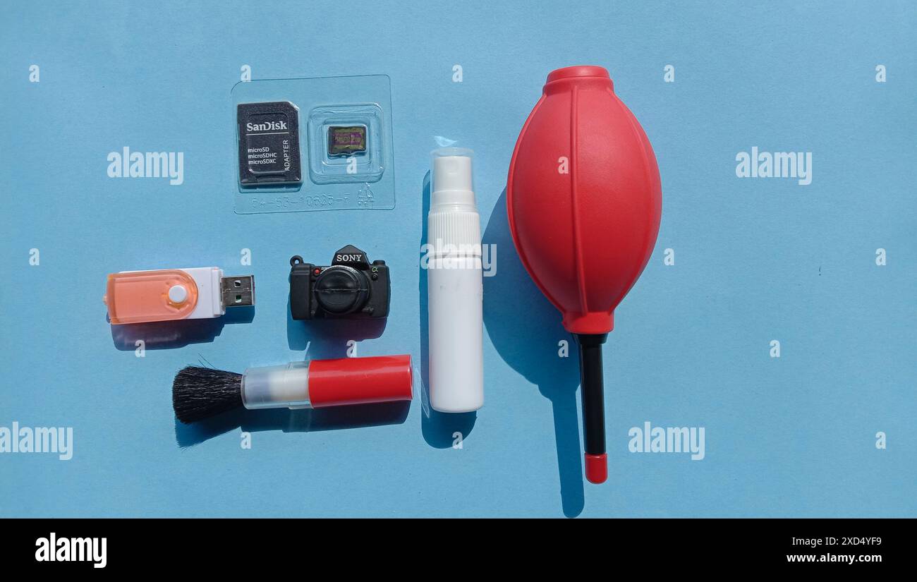 Fotos von einigen elektronischen Arbeitsunterstützungselementen, Flash-Laufwerken in verschiedenen Formen Stockfoto