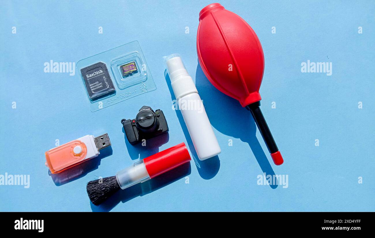 Fotos von einigen elektronischen Arbeitsunterstützungselementen, Flash-Laufwerken in verschiedenen Formen Stockfoto