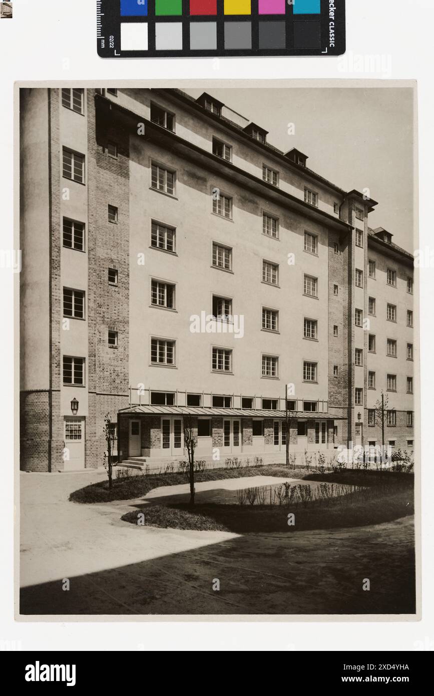 10., Triester Straße 57-65 / Quaringasse 24 / Troststraße 127 - Viktor-Adler-Hof - Innenhof Carl (Karl) Zapletal (1876–1941), Fotograf Timtom, Triester Straße, Viktor-Adler-Hof, Innenhoffassade, Wohnhaus um 1930 Stockfoto