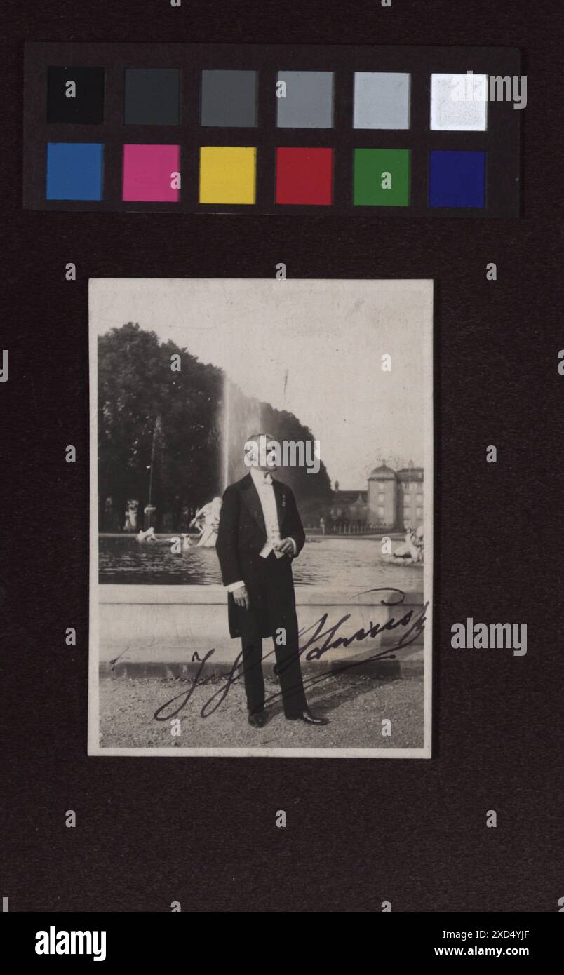 Porträt des Komponisten Johann Strauss II. (1866–1939) im Schlosspark Schwetzingen, fotografiert am 15. Juli 1928, zeigt ihn als historische Figur. Stockfoto