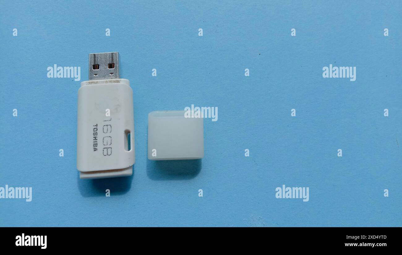 Foto von Flashdisk und Deckel auf blauem Hintergrund, Foto von elektronischem Gerät Stockfoto