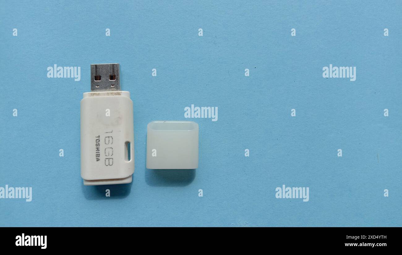 Foto von Flashdisk und Deckel auf blauem Hintergrund, Foto von elektronischem Gerät Stockfoto