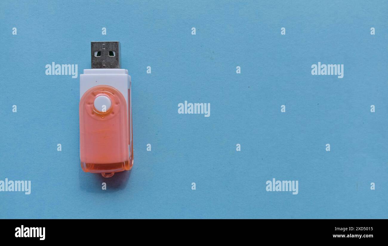 Foto von Flashdisk und Deckel auf blauem Hintergrund, Foto von elektronischem Gerät Stockfoto