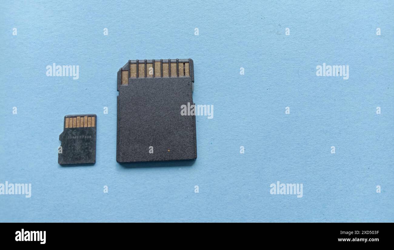 Foto der großen und kleinen Speicherkarte in Schwarz vor blauem Fotohintergrund Stockfoto