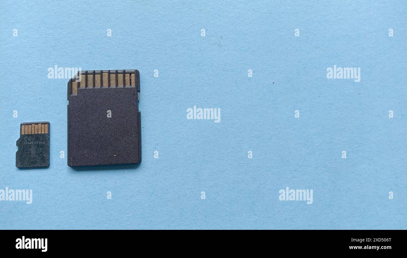 Foto der großen und kleinen Speicherkarte in Schwarz vor blauem Fotohintergrund Stockfoto