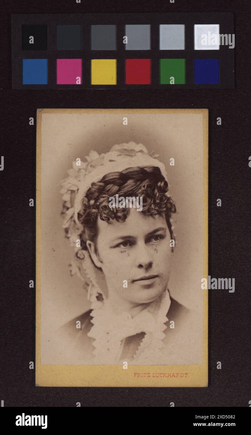 Porträt der Schauspielerin Clara Ziegler, aufgenommen um 1870–1880 von Fritz Luckhardt in formeller Kleidung, archiviert im Wien Museum. Stockfoto