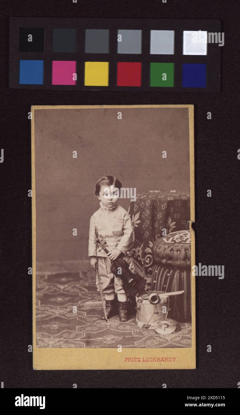 Kinderporträt von Johann Strauss II. (Dem Jüngeren), Komponisten und Dirigenten, fotografiert von Fritz Luckhardt um 1870. Das Bild zeigt Strauss in Kinderkleidung und unterstreicht seine frühe musikalische Umgebung. Stockfoto