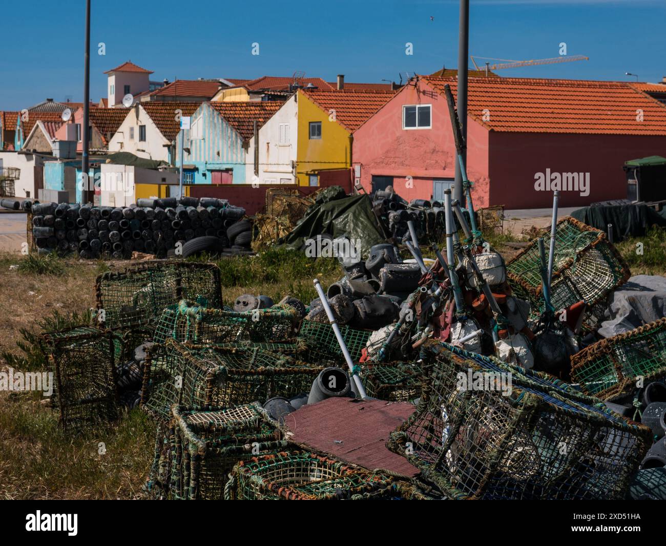 Farbenfrohe Häuser des alten authentischen Fischerdorfes mit Fischfallen, Krabben und Hummertöpfen. Praia Angeiras Sul.Lavra.Portugal.27.05.2024 Stockfoto