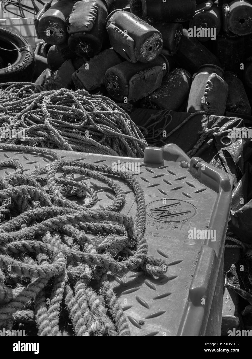 Alte Fischernetze in einem kleinen Fischerdorf in der Nähe des Hafens schwarz-weiß Stockfoto