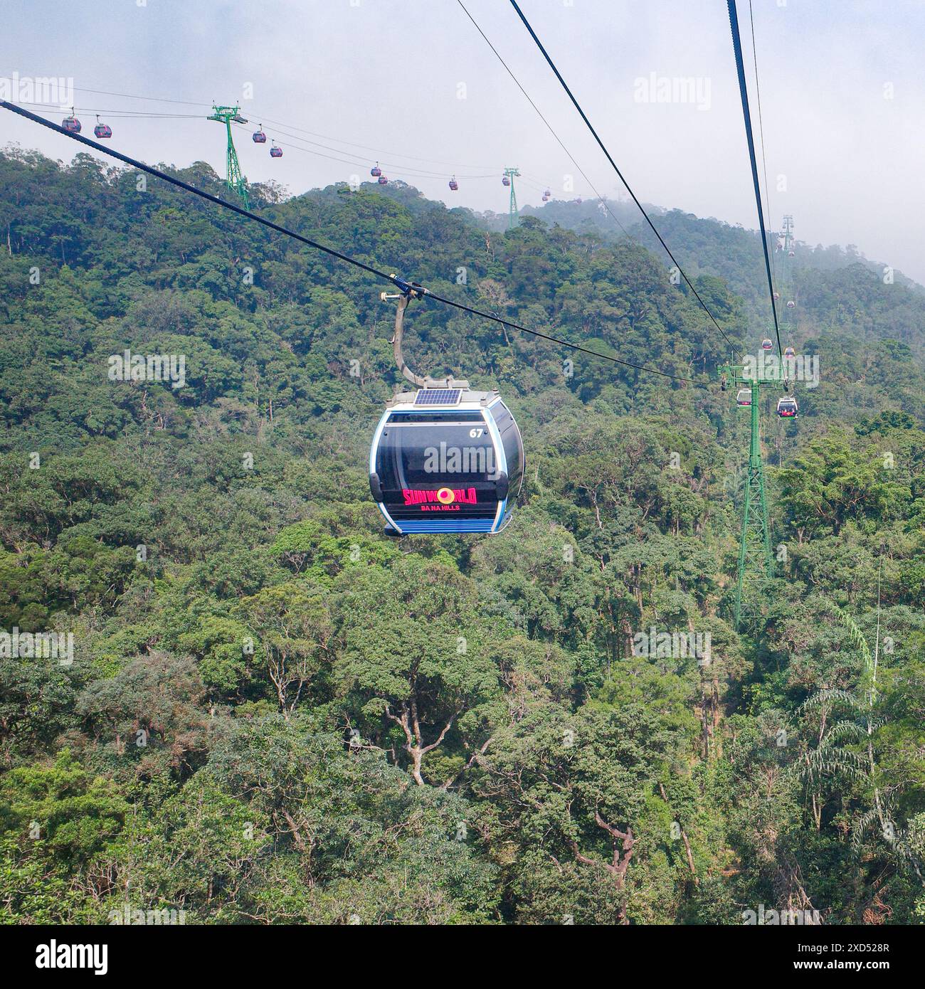 BA Na Hills, Vietnam - 7. Februar 2024: Seilbahn im Ba Na Hills Sun World Freizeitpark Resort in der Nähe von da Nang, Vietnam Stockfoto