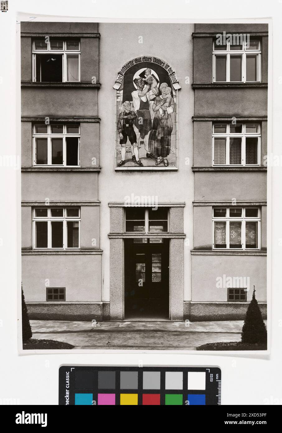 Foto mit Wanddekorationen mit politischer Propaganda an einem Wohngebäude in der Puchsbaumgasse und Buchengasse, Wien, um 1939, aufgenommen von Martin Gerlach Jr. Stockfoto
