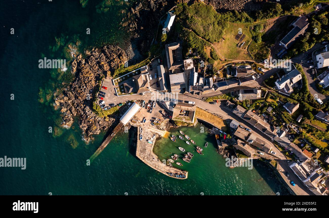 Blick aus der Vogelperspektive direkt über dem malerischen kornischen Fischerdorf Coverack in Cornwall, das auf einem felsigen Felsvorsprung mit felsiger Küste liegt Stockfoto