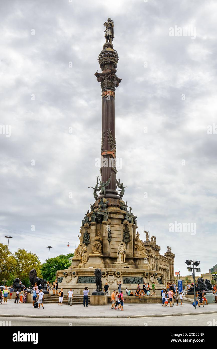 Barcelona, Spanien - 21. August 2014: Malerischer Blick auf das Kolumbus-Denkmal in der Rambla-Straße. La Rambla ist eine beliebte Touristenattraktion Europas. Stockfoto