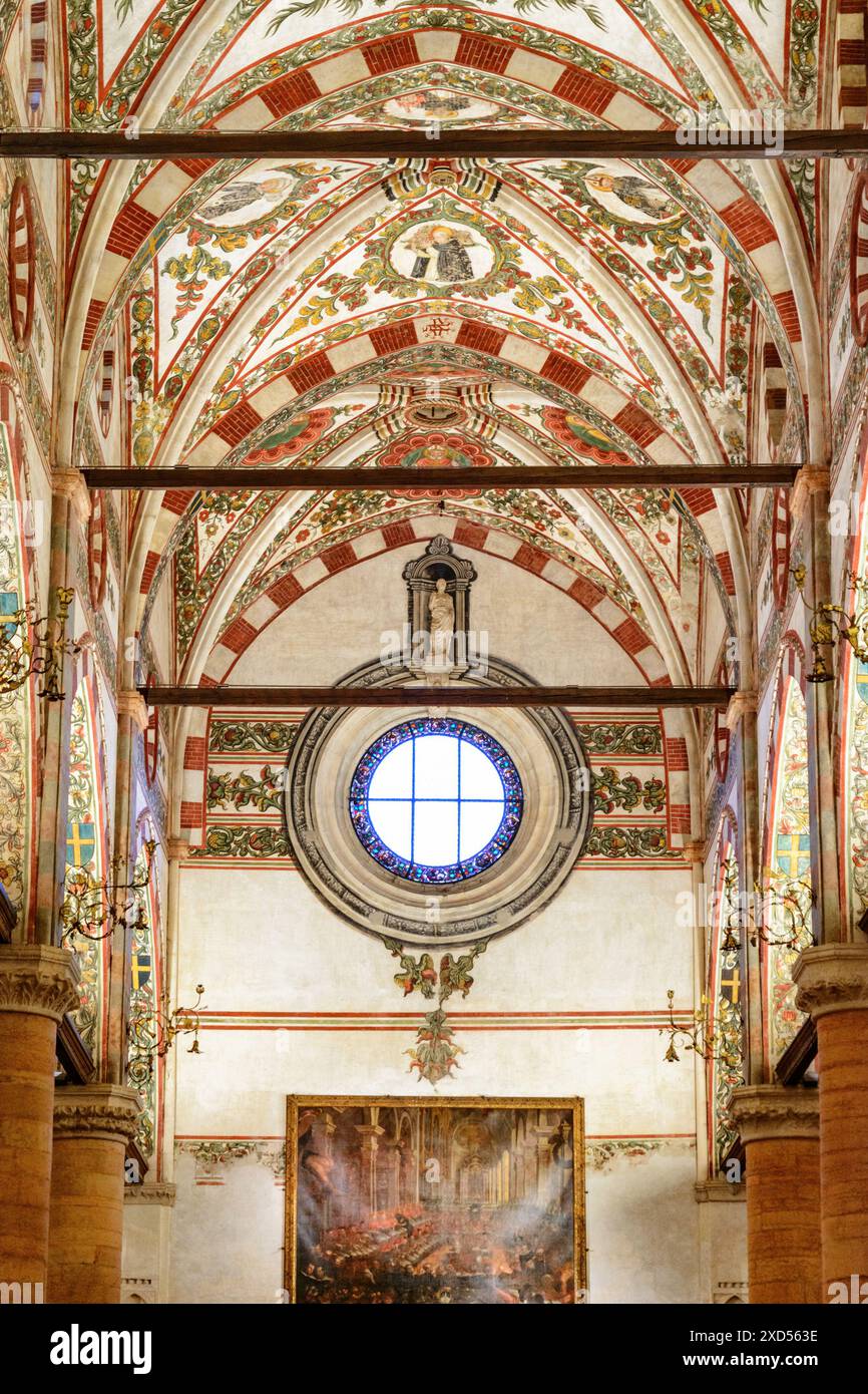 Verona, Italien - 24. August 2014: Innere der Basilika di Santa Anastasia (Kirche Santa Anastasia) in Verona, Italien. Stockfoto