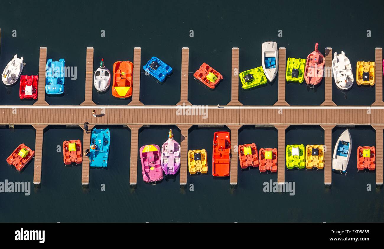 Luftaufnahme, Freizeitaktivitäten am Unterbacher See, Bootsankerplätze und bunte Tretboote, Unterbach, Düsseldorf, Rheinland, Nordrhein-Westfalen, Stockfoto