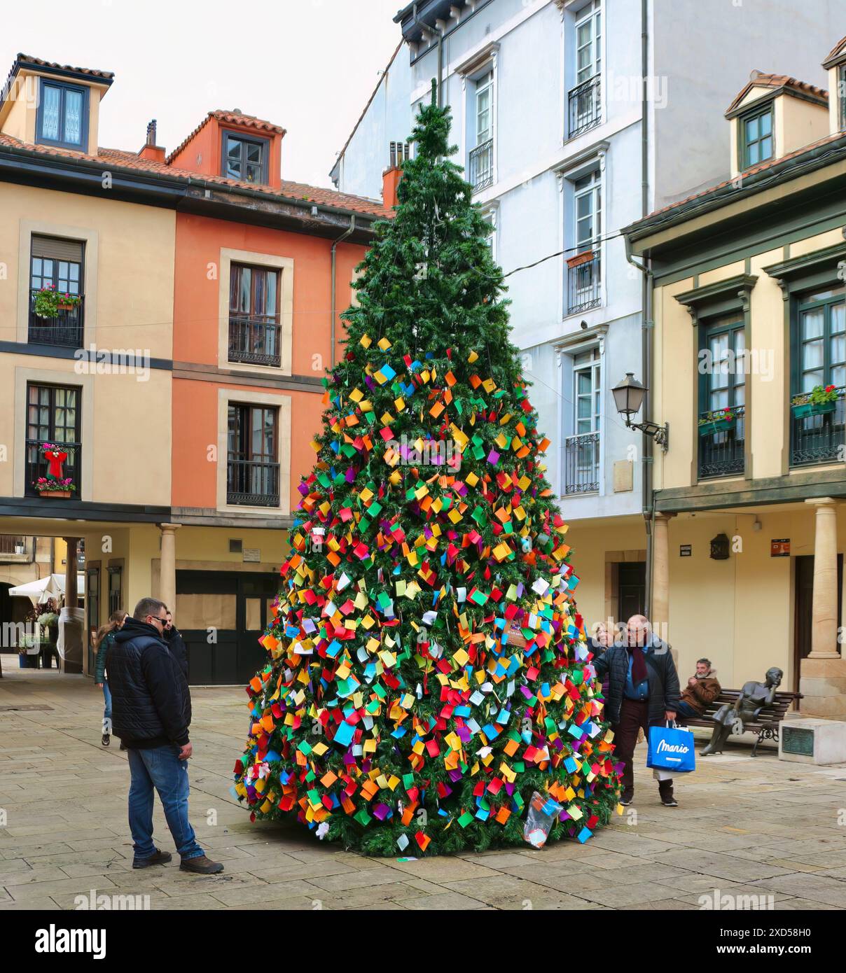 Menschen, die auf einen Träume- oder Wunschbaum schauen, der handgeschriebene Notizen von der Öffentlichkeit einlädt, in einer Fußgängerzone Oviedo Asturias Spanien Stockfoto