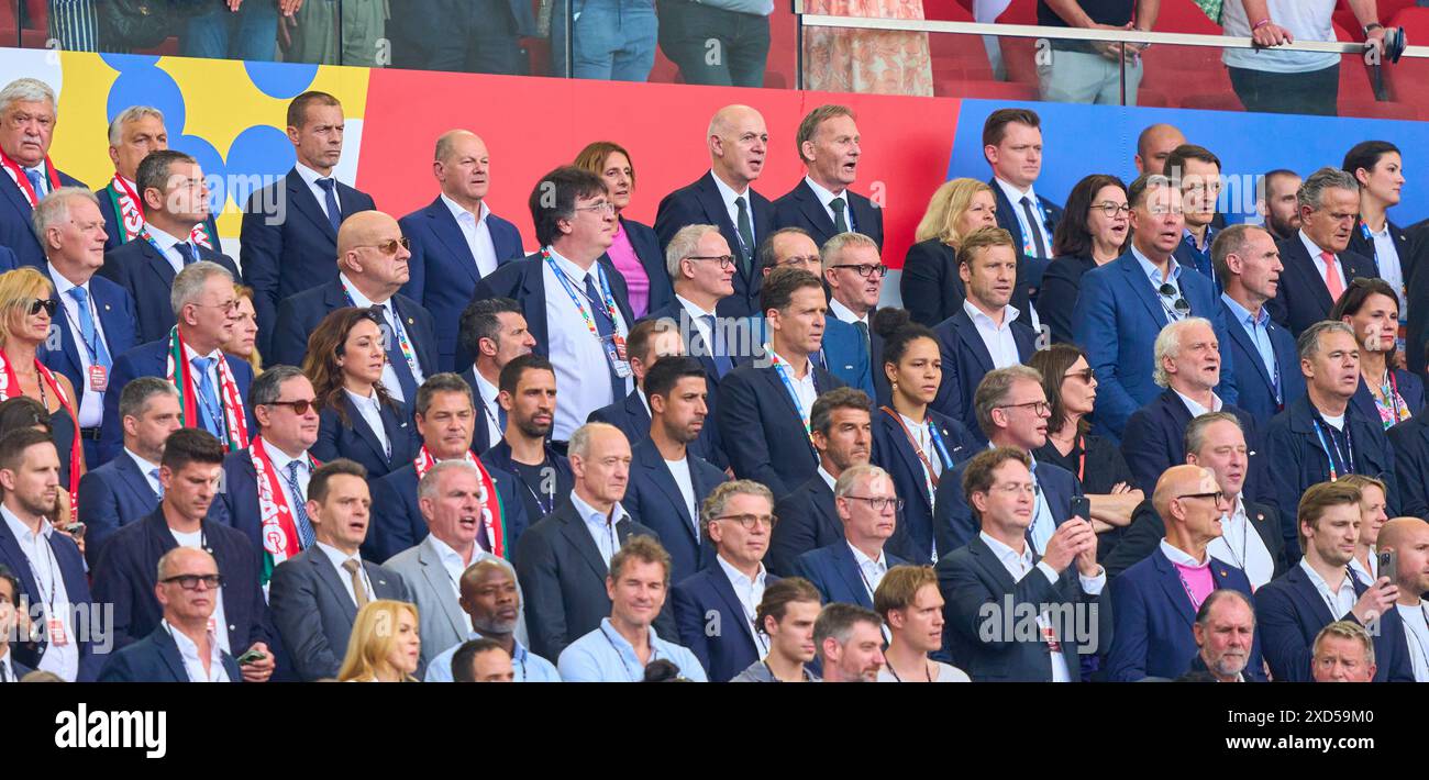 Oben V-l, Viktor Orban, Ministerpraesident von Ungarn Aleksander CEFERIN, UEFA-Präsident, Olaf Scholz, Bundeskanzler Deutschland mit Ehefrau Britta Ernst Bernd Neuendorf, DFB-Präsident Deutscher Fußballverband, Hans-Joachim Watzke, Geschäftsführer BVB, Mitglied DFB-Präsidium, DFB-Vizepräsident, Nancy Faeser, SPD Bundesministerin des Innern und für Heimat der Bundesrepublik Deutschland, Karl Lauterbach, Bundesgesundheitsminister Philipp LAHM ex Profi Ex-DFB Kapitaen, Celia SASIC, DFB Oliver Bierhoff, Rani und Sami Khedira, Karlheinz Riedle, Rudi Voeller, Voeller (DFB Sportdirektor), Stockfoto