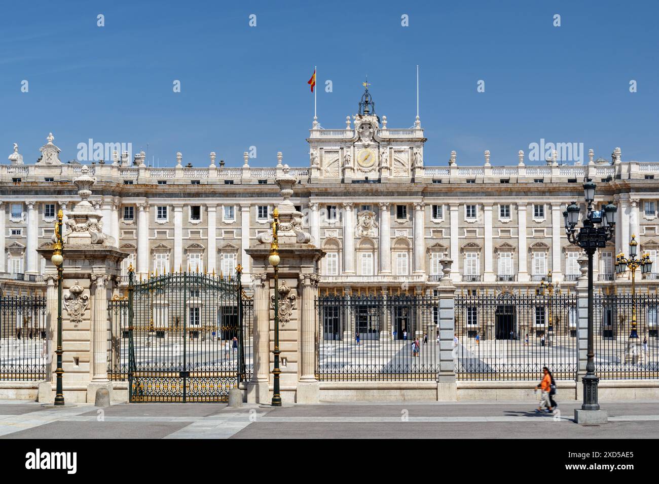 Der Königspalast von Madrid und das Tor zur Plaza de la Armeria in Spanien. Madrid ist ein beliebtes Touristenziel. Stockfoto