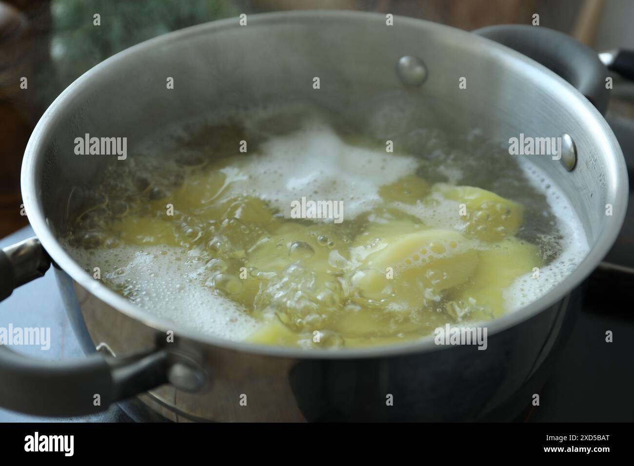 Kochende Kartoffeln im Topf auf dem Herd, Nahaufnahme Stockfoto