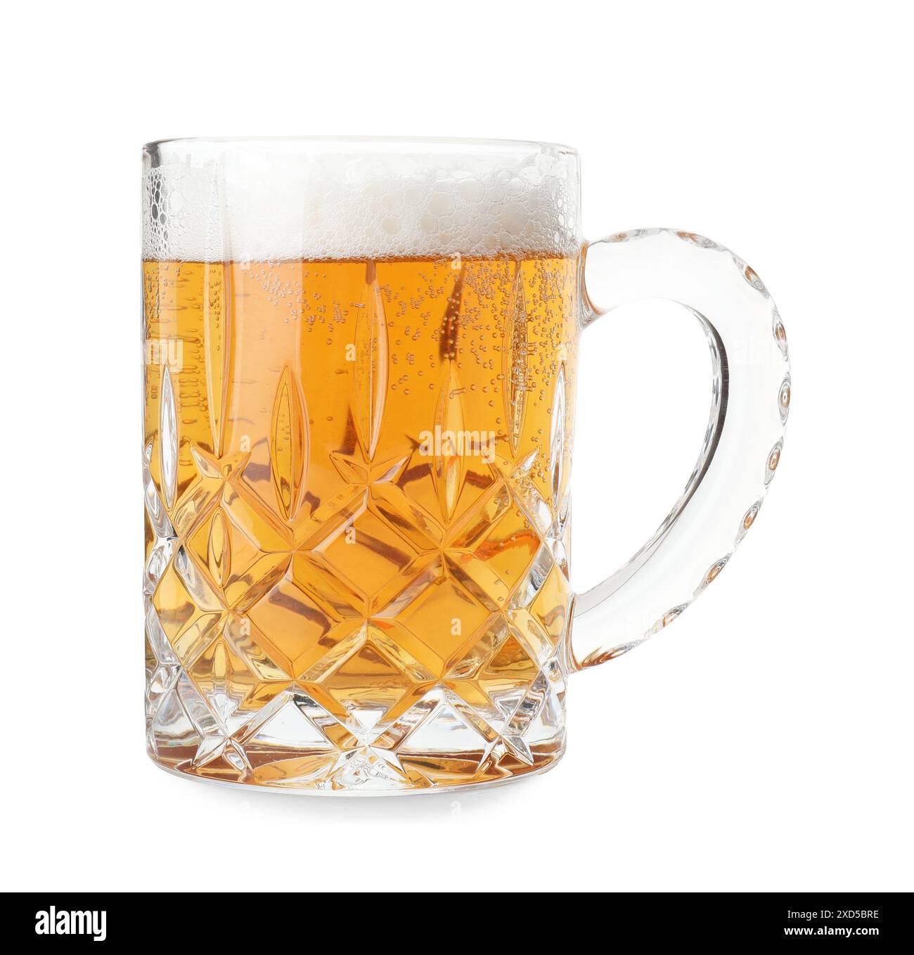 Glasbecher mit leichtem Bier isoliert auf weiß Stockfoto