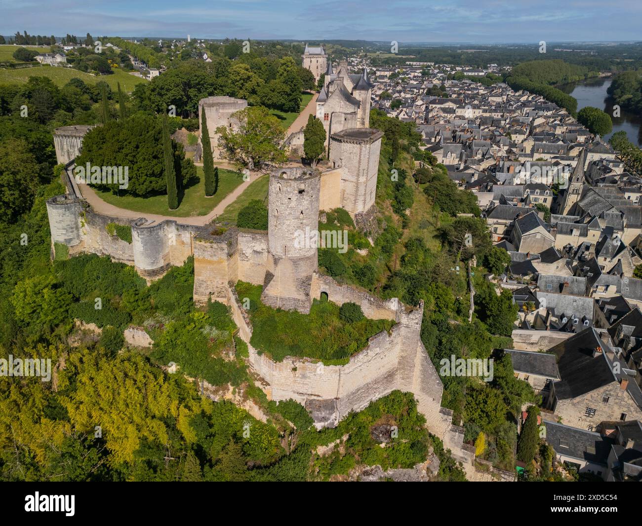 Aus der Vogelperspektive auf Château de Chinon, Königliche Festung von Chinon, forteresse Royale de Chinon und Fluss Vienne, Chinon, Indre et Loire, Frankreich Stockfoto