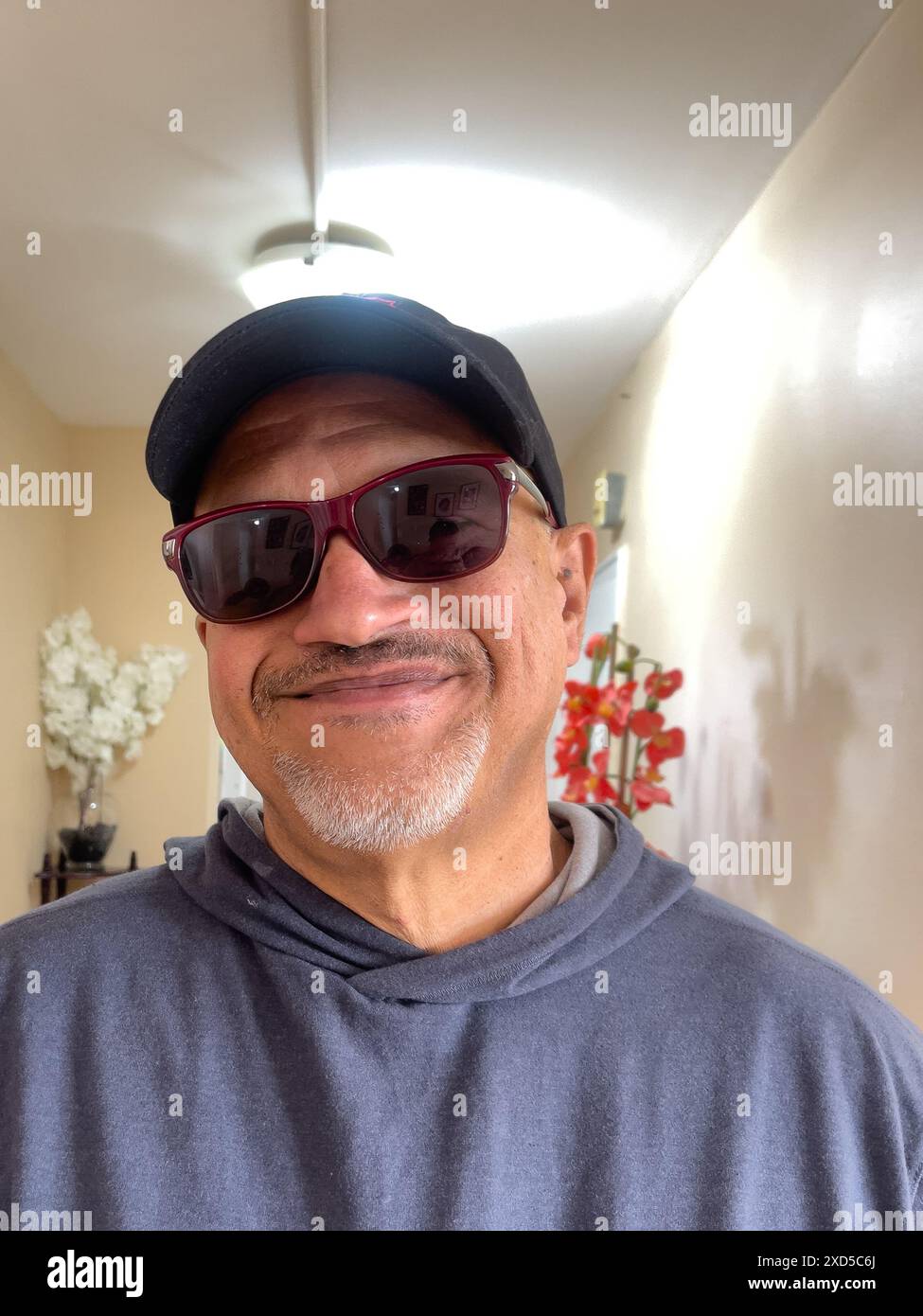 Porträt des Mannes drinnen Stockfoto