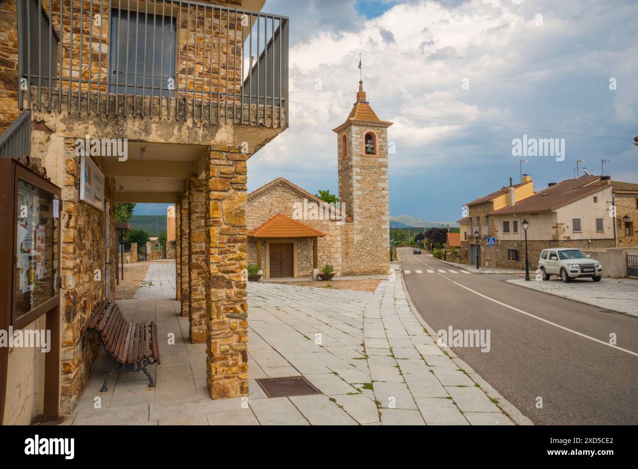 Rathaus und Kirche. Gandullas, Provinz Madrid, Spanien. Stockfoto