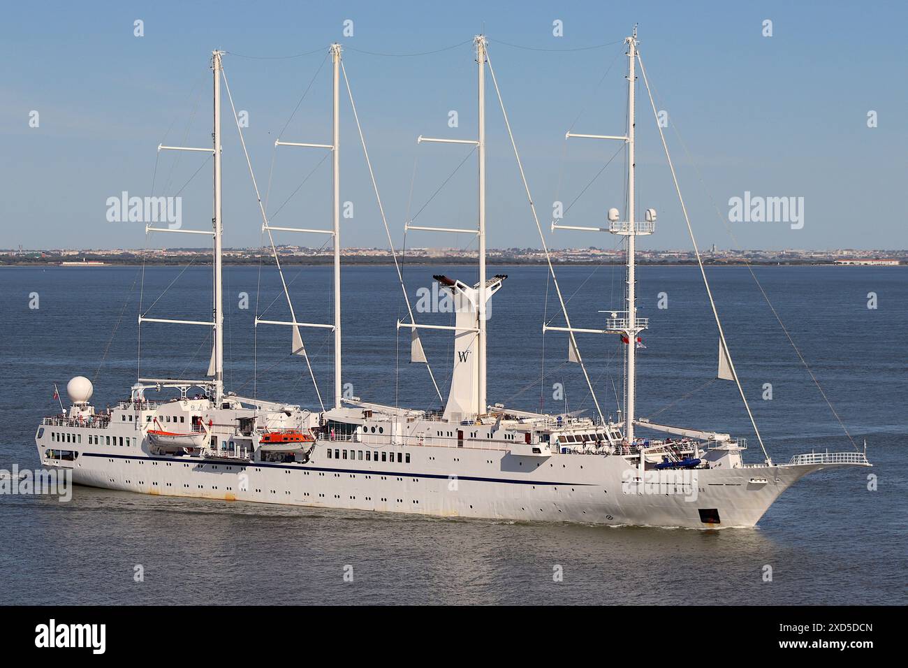 Der Luxus-Kreuzfahrtschoner Wind Star, der ihre Anlegestellen verrutscht hat, segelt den Fluss Tejo hinunter in Richtung Nordatlantik in der Nachmittagssonne, April 2024. Stockfoto