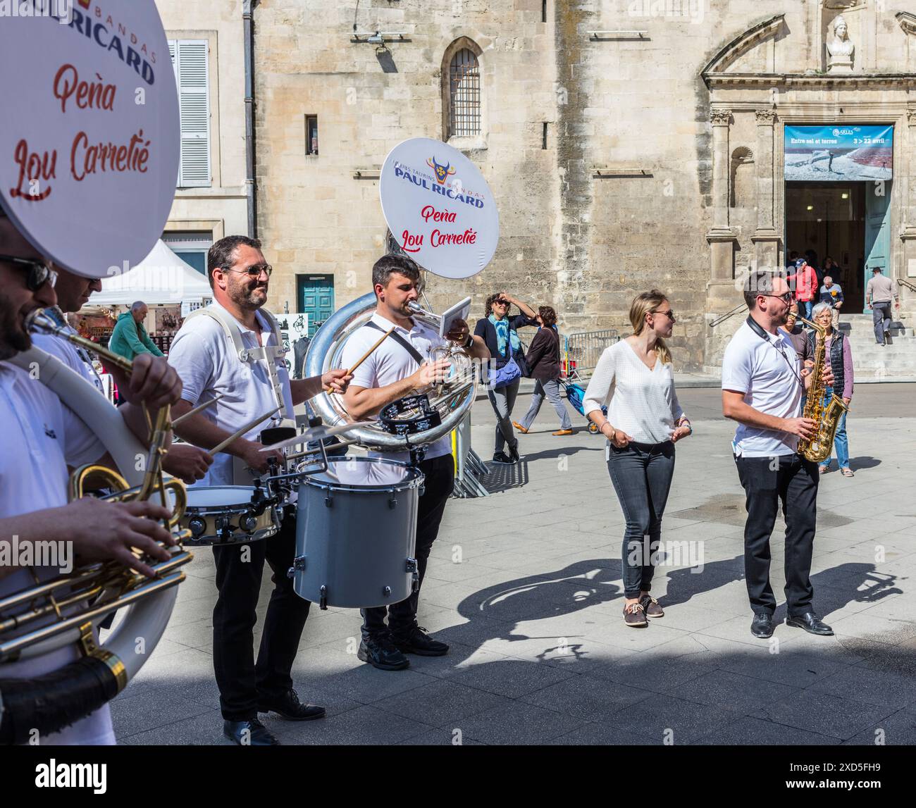 Arles, Département Bouches-du-Rhône, Frankreich – 20. April 2019: Musikkapelle, die auf dem Place de la République auftritt. Stockfoto