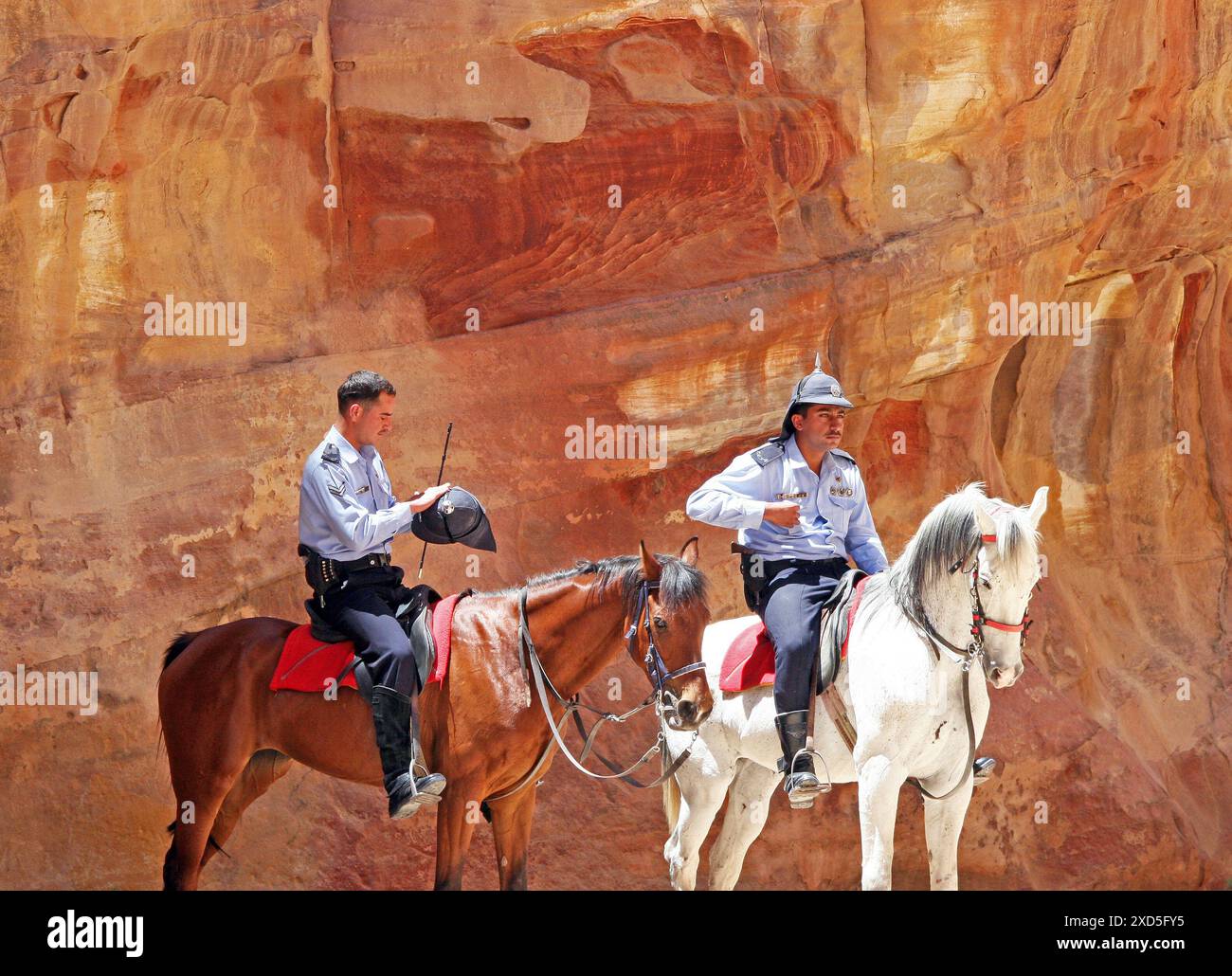 Zwei Wachen auf Pferden in Wadi Musa, Petra, Jordanien Stockfoto