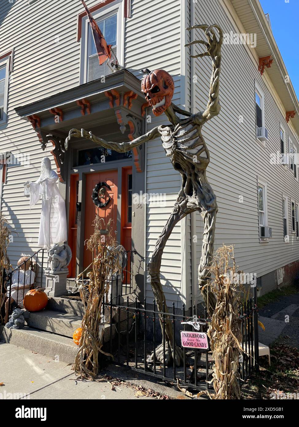 An einem sonnigen Herbsttag wird ein Haus in Salem Massachusetts für den Halloween-Urlaub mit Herbstkürbissen, gruseligen Skeletten und Geistern dekoriert Stockfoto