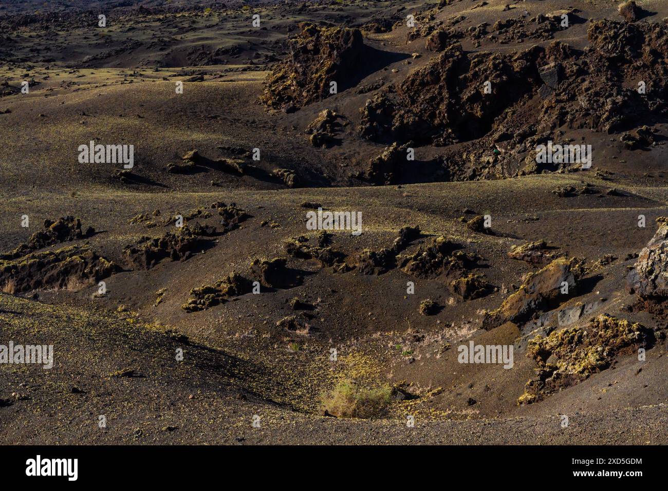 Hintergrund. Nahaufnahme. „Malpais“ - karges und steiniges Feld mit erstarrtem Lavavulkan Colorada. Lanzarote, Kanarische Inseln, Spanien Stockfoto