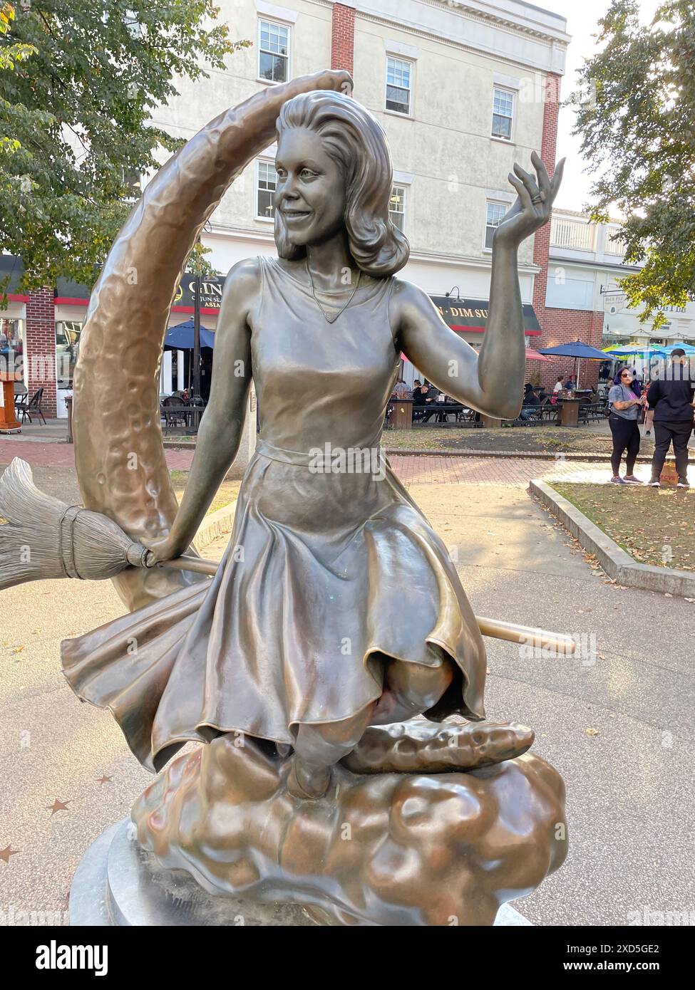 Eine Skulptur in der Innenstadt von Salem Massachusetts ehrt die Schauspielerin Elizabeth Montgomery, die in der Fernsehsendung Bewitched eine Hexe namens Samantha dargestellt hat Stockfoto