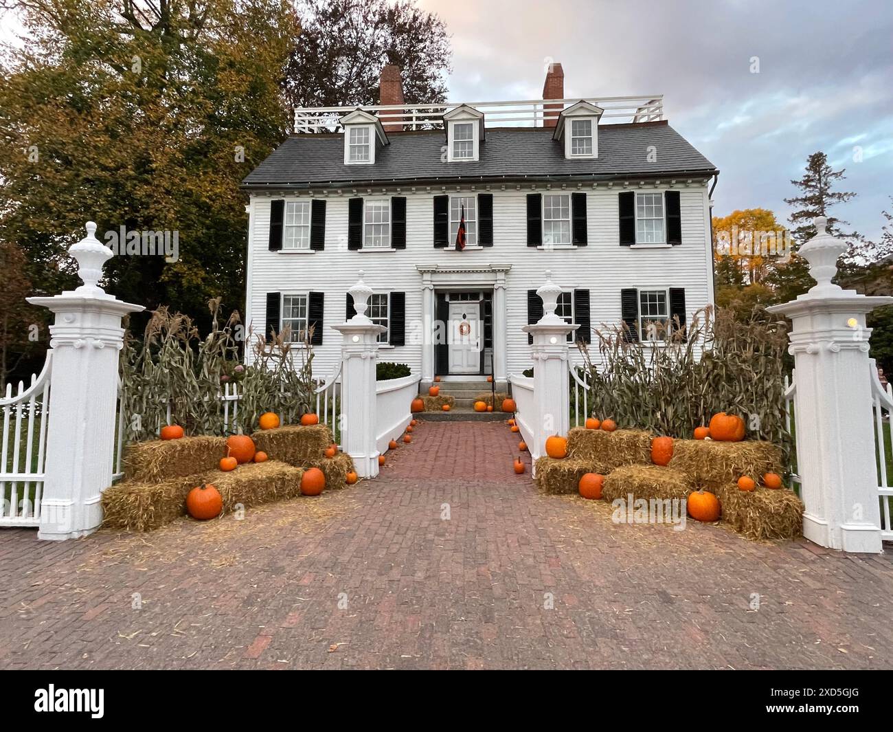 Das Ropes Mansion, ein historisches Haus in Salem Massachusetts, ist mit Kürbissen und Heuballen dekoriert, ähnlich dem Dekor aus dem Film Hocus Pocus Stockfoto