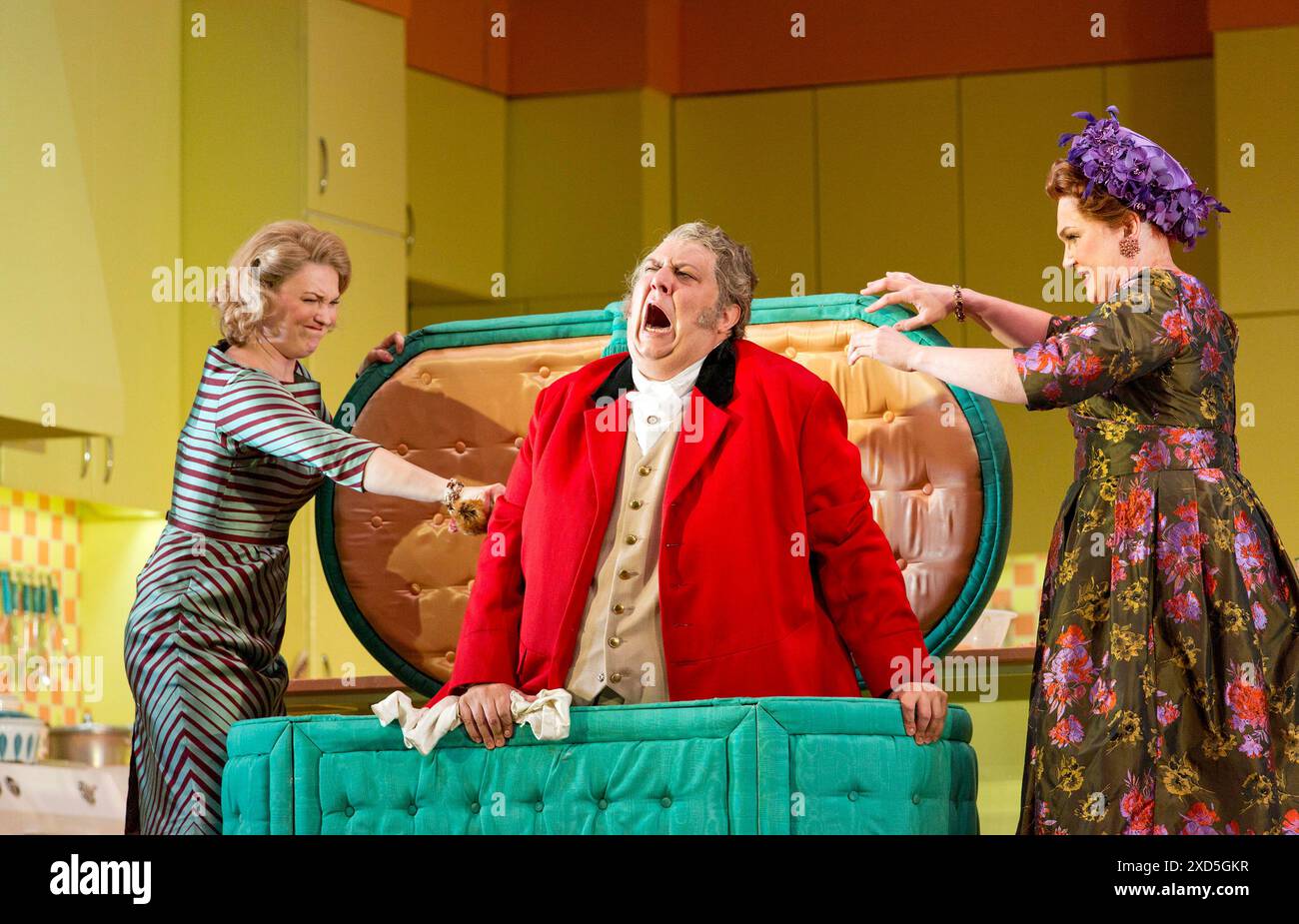 l-r: Kai Ruutel (Meg Page), Ambrogio Maestri (Falstaff), Agnes Zwierko (Mistress schnell) in FALSTAFF an der Royal Opera, Covent Garden, London WC2 06/07/2015 A Royal Opera & Teatro alla Scala, Milan & Canadian Opera Company Koproduktionsmusik von Verdi Libretto von Boito nach Shakespeare Dirigent: Michael Schonwandt Bühnenbild: Paul Steinberg Kostüme: Brigitte Reiffenstuel Beleuchtung: Robert Carsen & Peter van Praet Originalregisseur: Robert Carsen Stockfoto