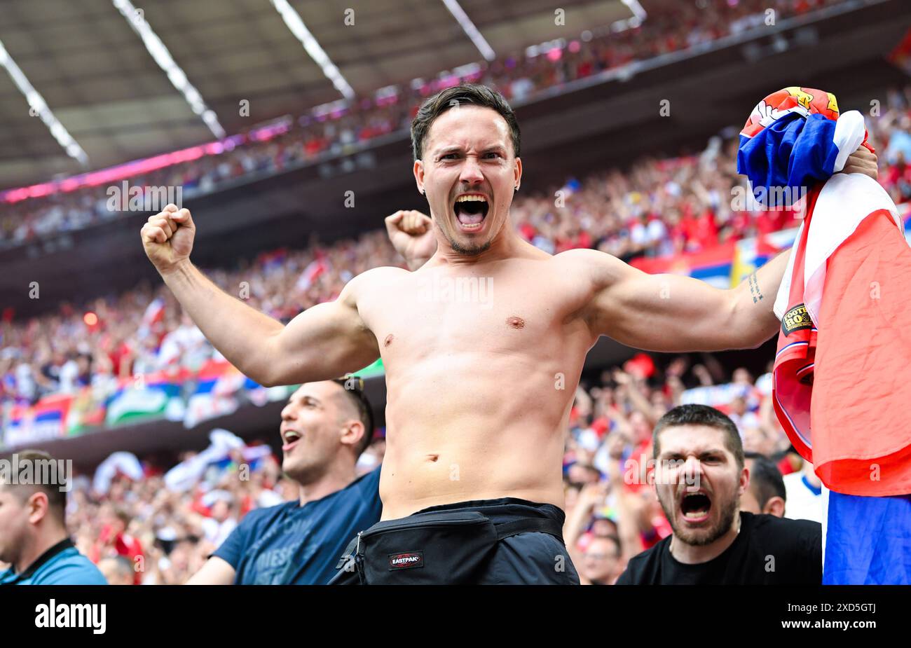 Serbischer Fanjubelt nach dem Tor seiner Mannschaft, UEFA EURO 2024