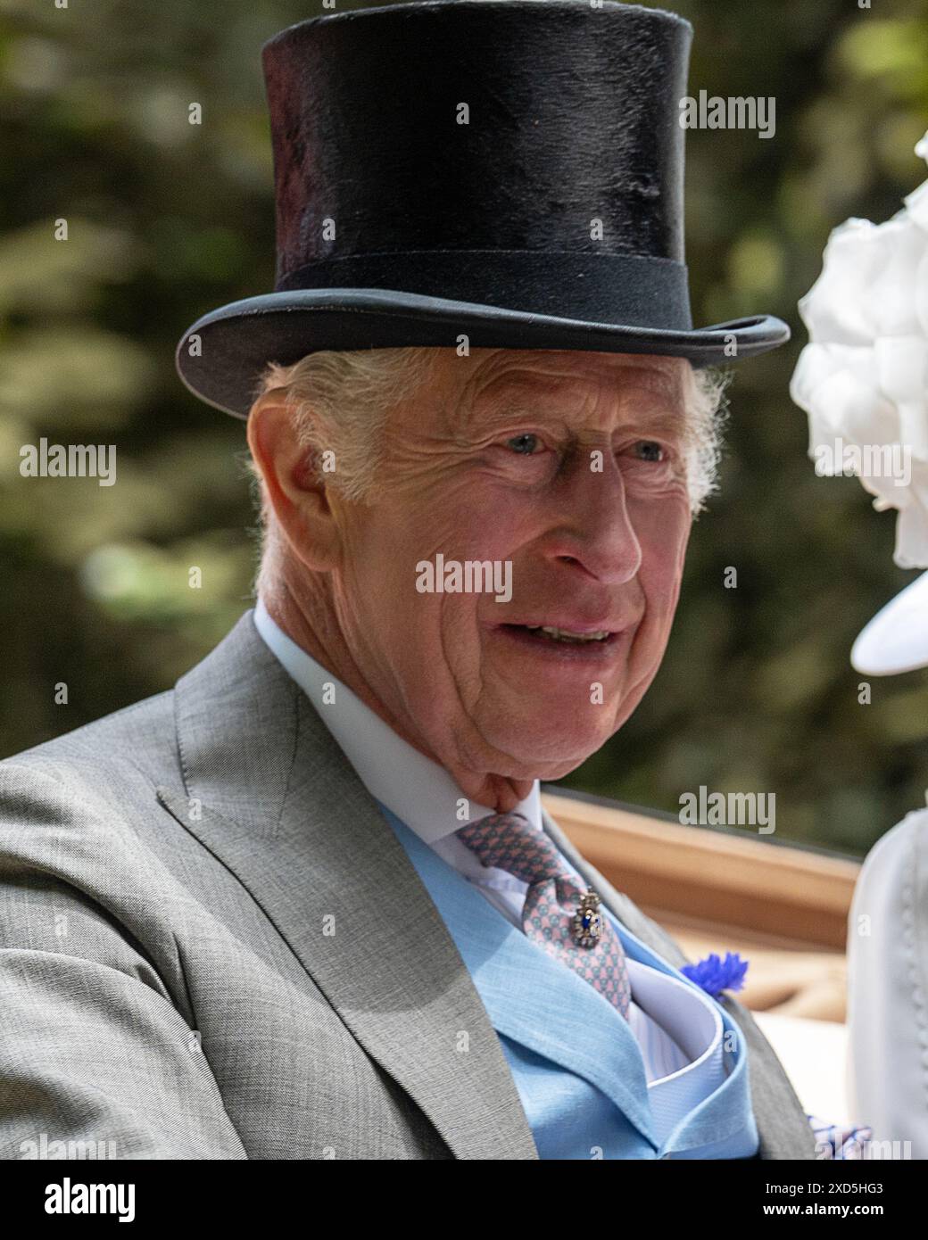 Ascot, Großbritannien 20. Juni 2024 König Charles, lächelnd und gut aussehend, begleitet von Königin Camilla in der Traditionskutsche der königlichen Prozession zwischen Windsor und Ascot Racecourse für Ladies Day Credit: MartinJPalmer/Alamy Live News Stockfoto