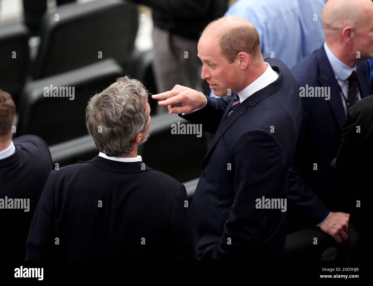 Der Prinz von Wales (rechts) spricht vor dem Spiel der UEFA Euro 2024 in der Frankfurter Arena mit König Frederik X. von Dänemark. Bilddatum: Donnerstag, 20. Juni 2024. Stockfoto